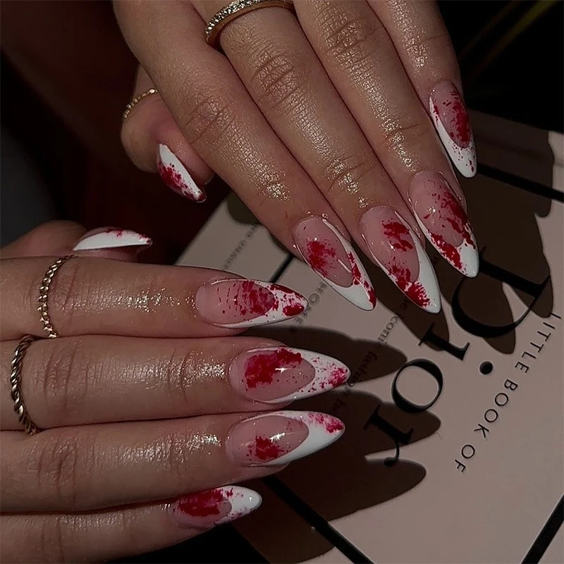 Kunstnagelset mit floralen Akzenten und ausgefallenem Design Karnz