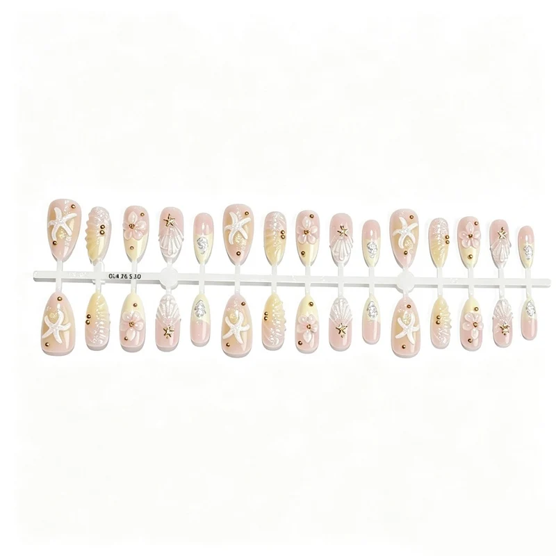 Kunstnagelset mit floralen 3D-Elementen und goldenen Akzenten Karnz