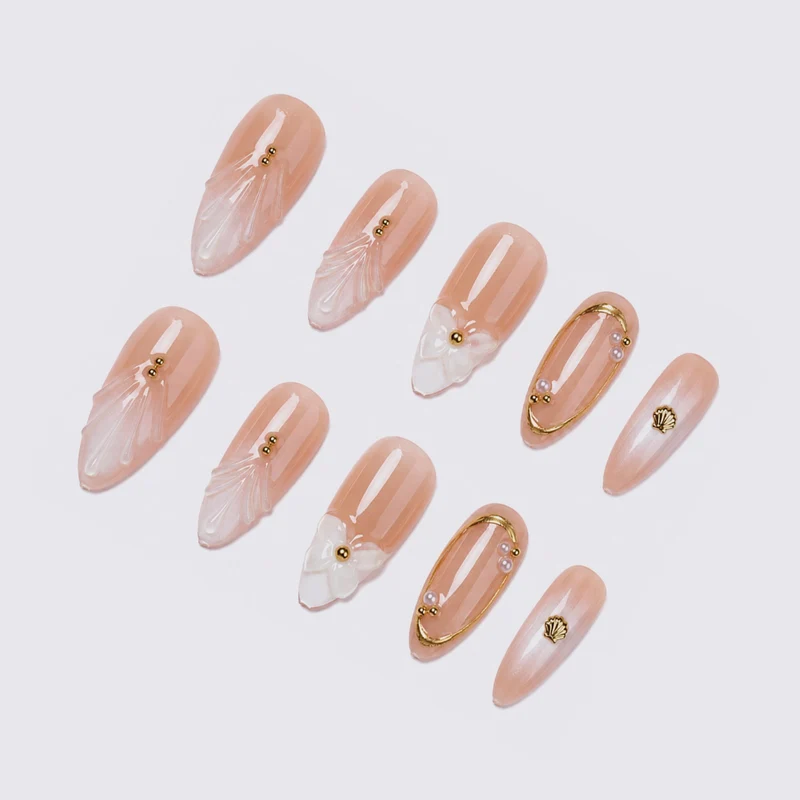 Kunstnagelset mit floralen 3D-Designs und eleganten goldenen Akzenten Karnz
