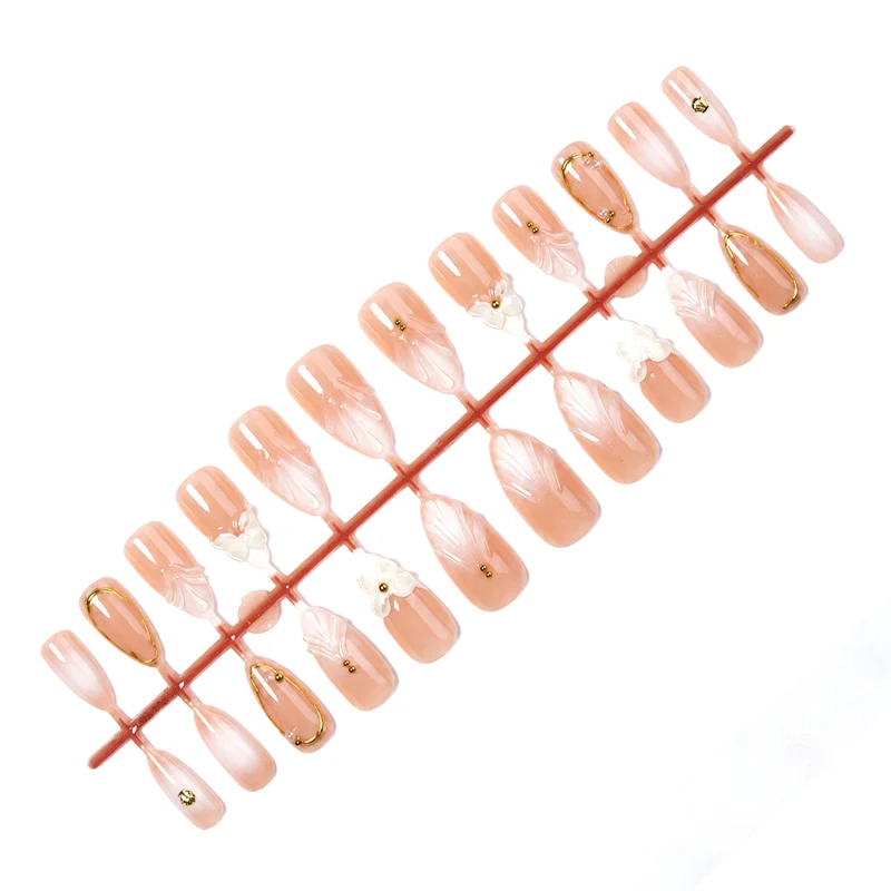 Kunstnagelset mit floralen 3D-Designs und eleganten goldenen Akzenten Karnz