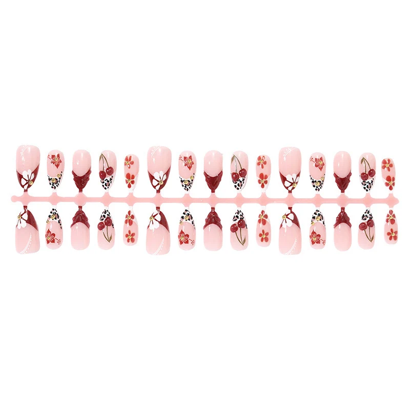 Kunstnagelset mit floralen 3D-Designs und eleganten Akzenten Karnz