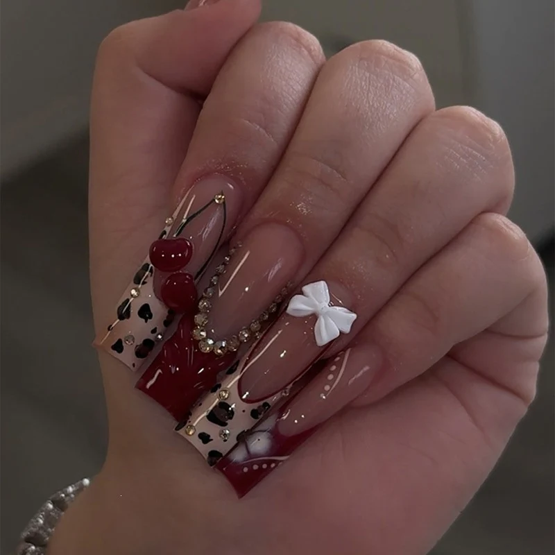 Kunstnagelset mit floralem und glamourösem Design Karnz