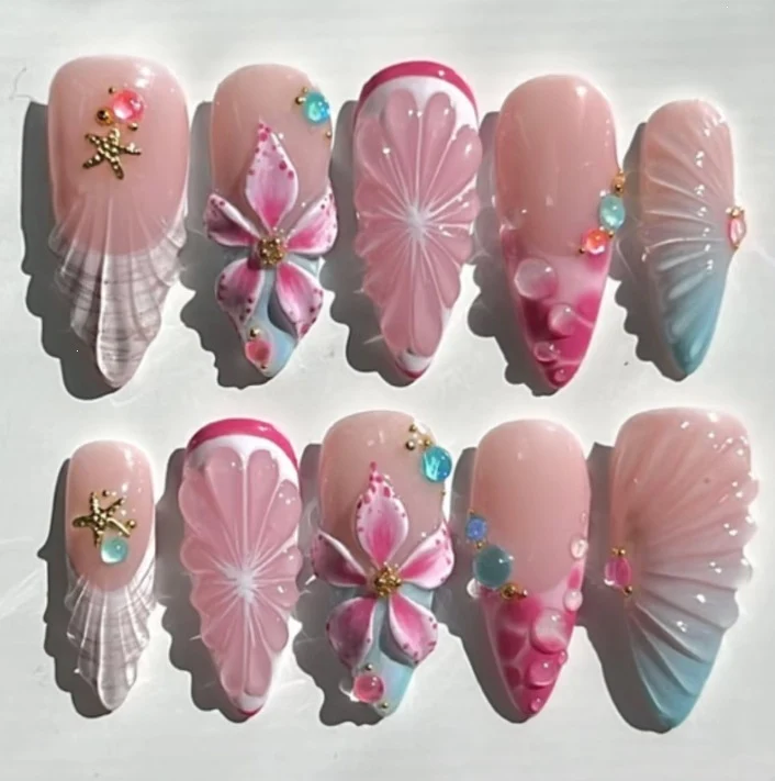 Kunstnagelset mit floralem und fröhlichem Design Karnz