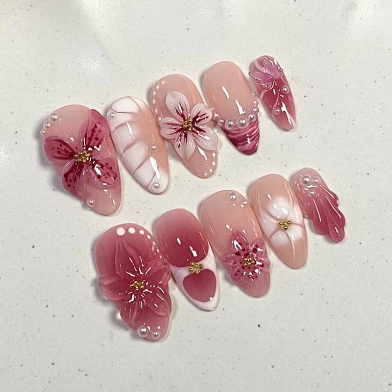 Kunstnagelset mit floralem Design und Glitzerakzenten Karnz