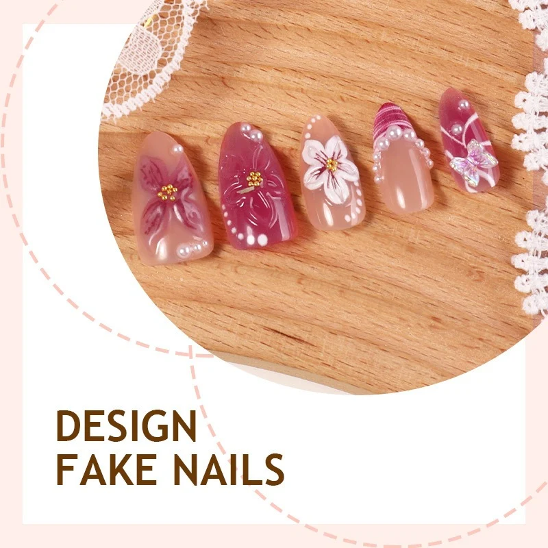 Kunstnagelset mit floralem Design und Glitzerakzenten Karnz