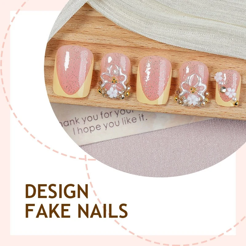 Kunstnagelset mit floralem Design und glamourösen Verzierungen Karnz