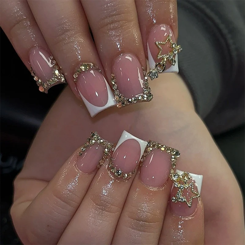 Kunstnagelset mit floralem Design und glamourösen Verzierungen Karnz