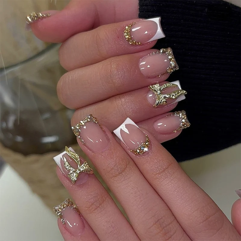 Kunstnagelset mit floralem Design und glamourösen Verzierungen Karnz