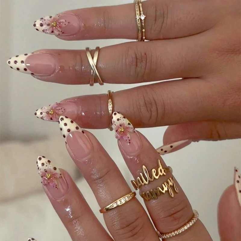 Kunstnagelset mit floralem Design und eleganten Punkten Karnz