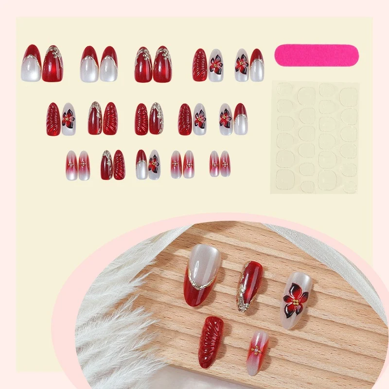 Kunstnagelset mit floralem Design und eleganten Glitzerdetails Karnz