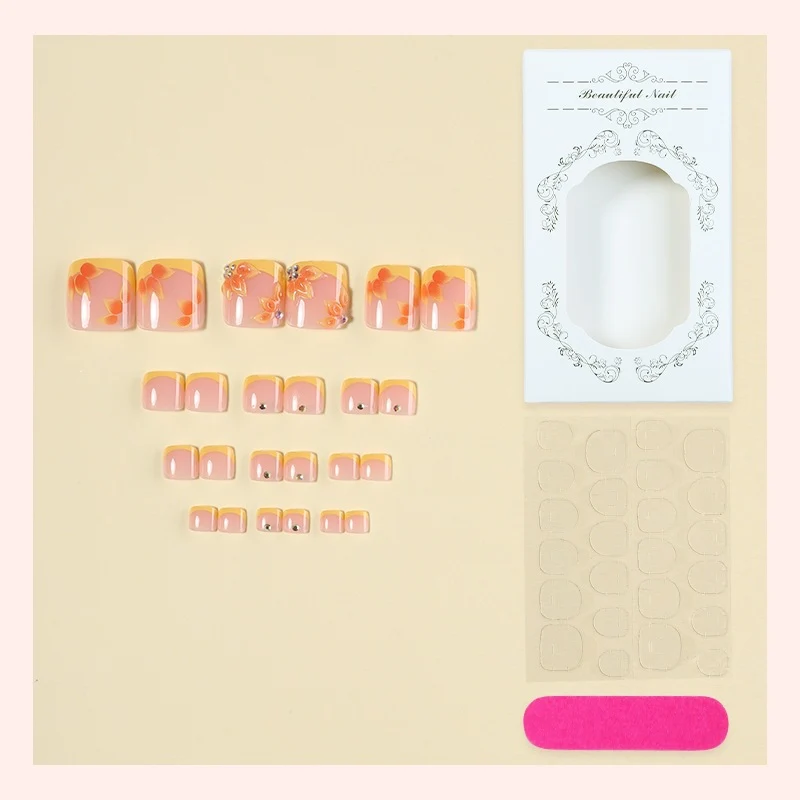 Kunstnagelset mit floralem Design und eleganten Akzenten Karnz