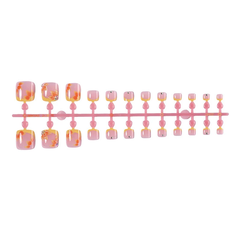 Kunstnagelset mit floralem Design und eleganten Akzenten Karnz