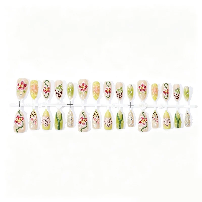 Kunstnagelset mit floralem Design und Akzenten Karnz
