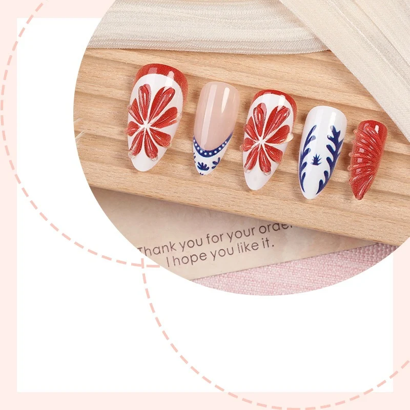 Kunstnagelset mit floralem Design Karnz