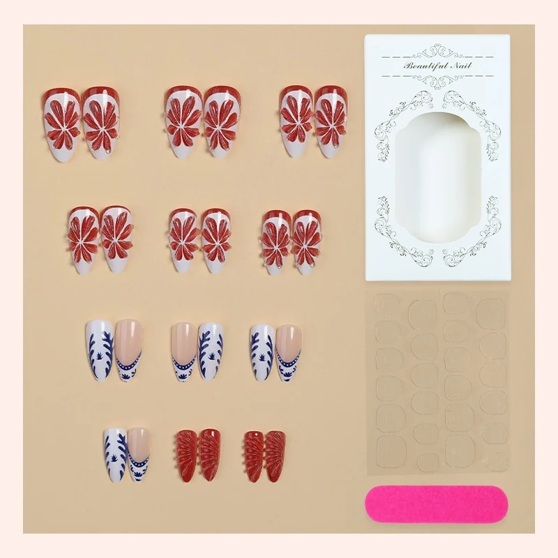 Kunstnagelset mit floralem Design Karnz