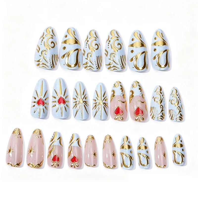 Kunstnagelset mit filigranen goldenen Akzenten und romantischen Herzmotiven Karnz
