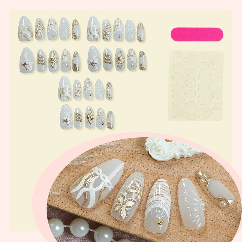 Kunstnagelset mit filigranen Goldakzenten und eleganten Designs Karnz