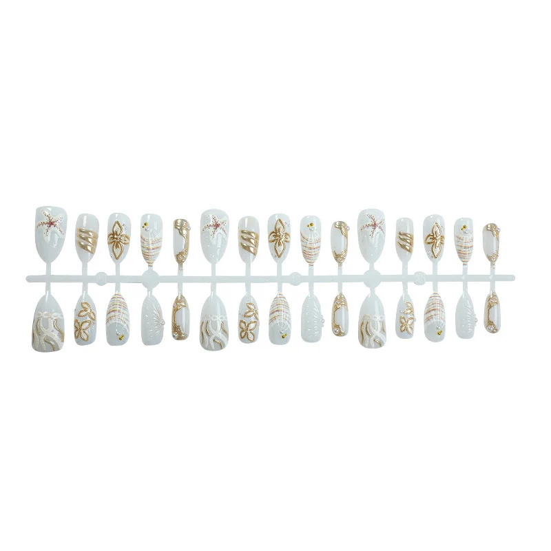 Kunstnagelset mit filigranen Goldakzenten und eleganten Designs Karnz