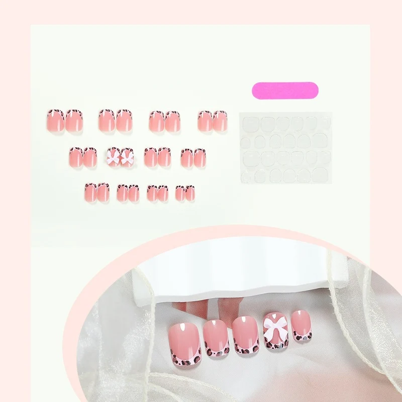 Kunstnagelset mit filigranen Designs und glamourösen Akzenten Karnz
