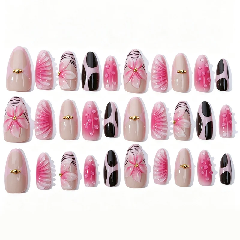 Kunstnagelset mit filigranen Blüten- und Glitzerakzenten Karnz