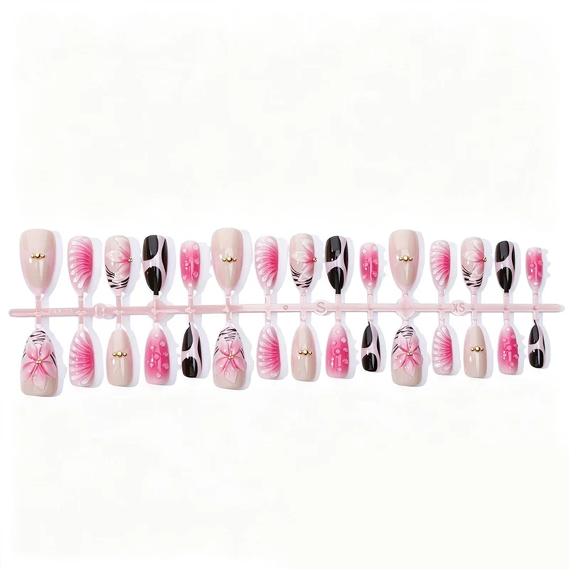 Kunstnagelset mit filigranen Blüten- und Glitzerakzenten Karnz