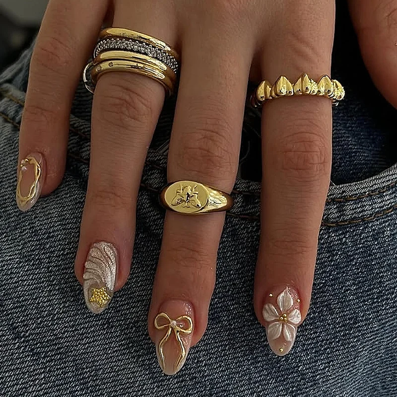 Kunstnagelset mit filigranen Blumen- und goldenen Akzenten Karnz