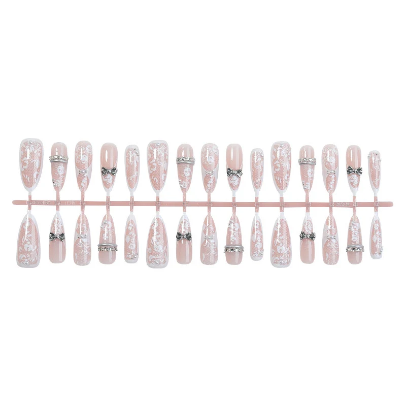 Kunstnagelset mit filigranen Akzenten und glamourösen Verzierungen Karnz
