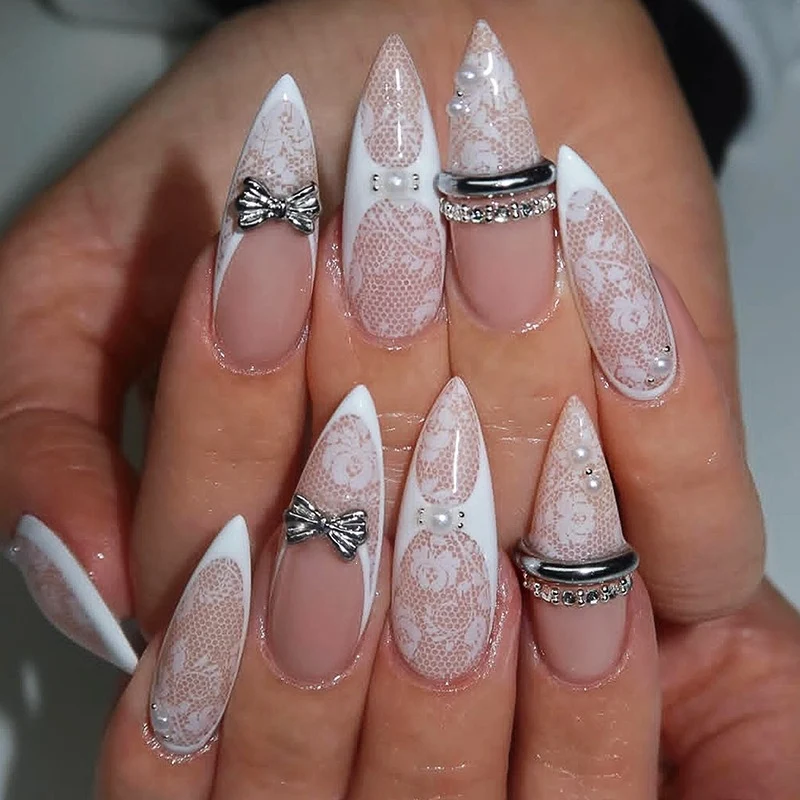 Kunstnagelset mit filigranen Akzenten und glamourösen Verzierungen Karnz