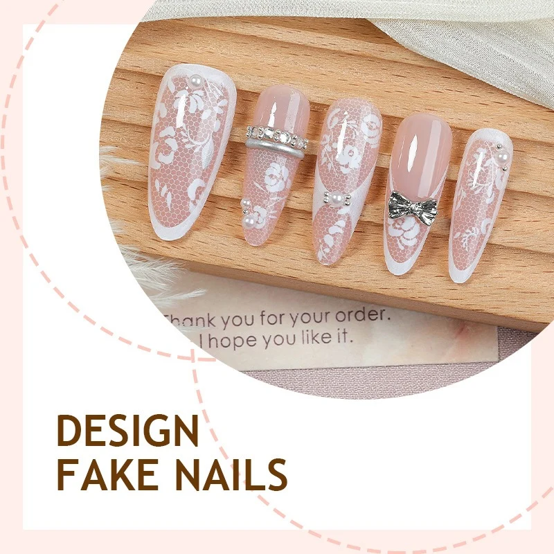 Kunstnagelset mit filigranen Akzenten und glamourösen Verzierungen Karnz