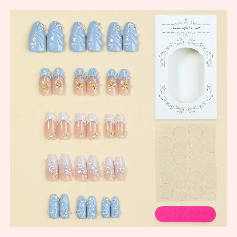Kunstnagelset mit filigranem Design und eleganten Akzenten Karnz