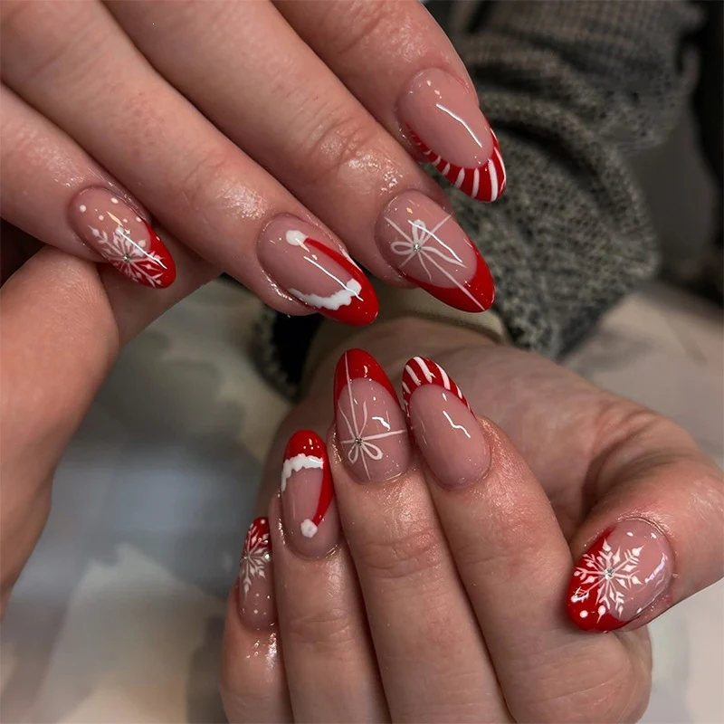 Kunstnagelset mit festlichen Wintermotiven und eleganten Akzenten Karnz