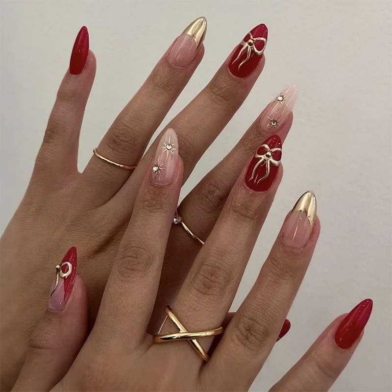 Kunstnagelset mit festlichen Motiven und eleganten 3D-Verzierungen Karnz
