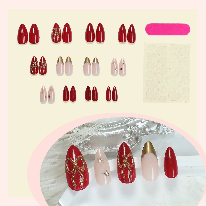Kunstnagelset mit festlichen Motiven und eleganten 3D-Verzierungen Karnz