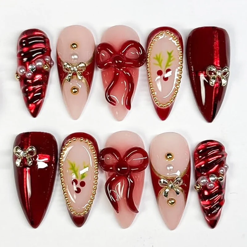 Kunstnagelset mit festlichen Designs und Glitzerelementen Karnz