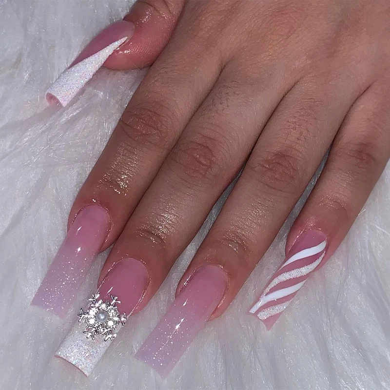 Kunstnagelset mit festlichem Winterthema Karnz