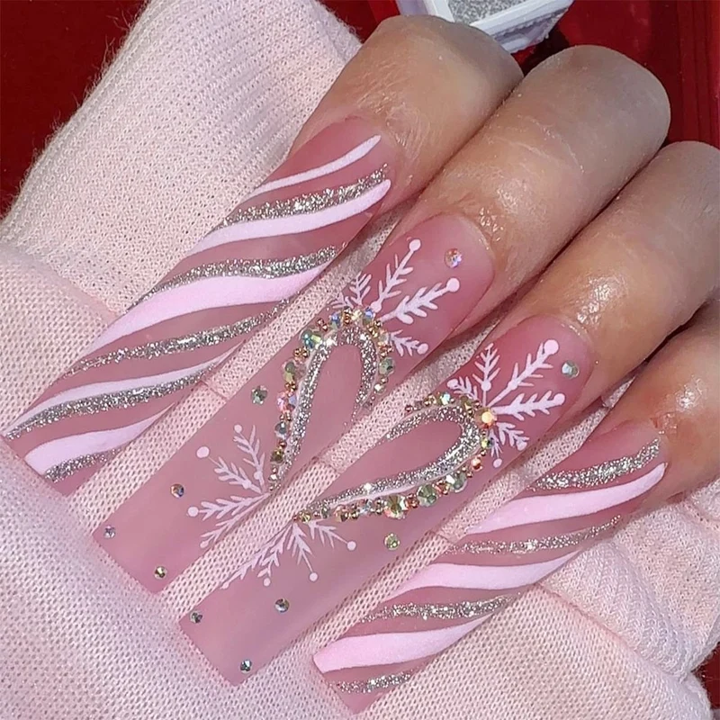 Kunstnagelset mit festlichem Winterthema Karnz