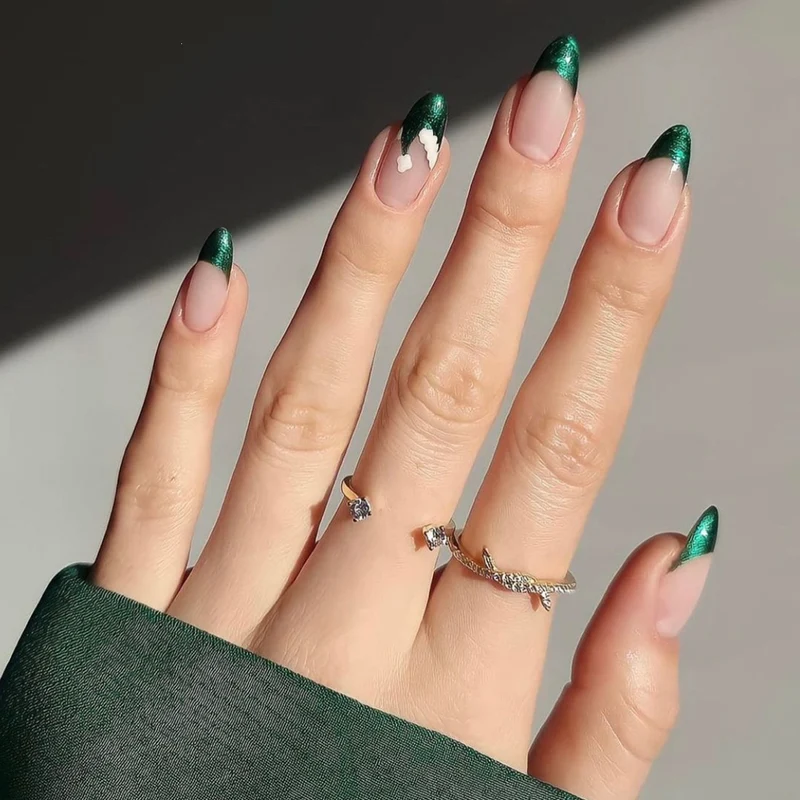 Kunstnagelset mit festlichem Winterthema Karnz