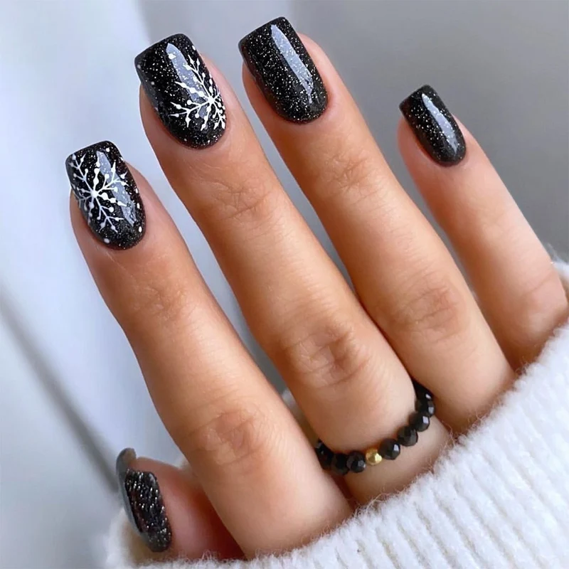 Kunstnagelset mit festlichem Winterthema Karnz