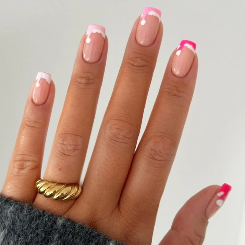 Kunstnagelset mit festlichem Winterthema Karnz