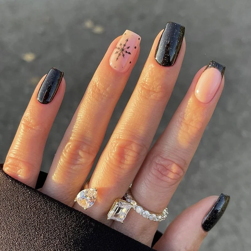 Kunstnagelset mit festlichem Winterthema Karnz