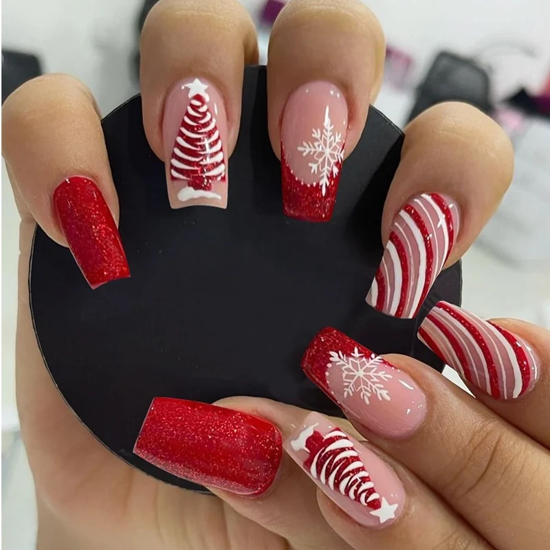 Kunstnagelset mit festlichem Winterthema Karnz