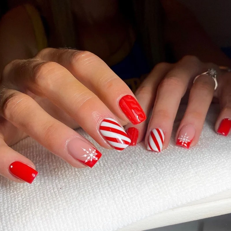 Kunstnagelset mit festlichem Winterthema Karnz