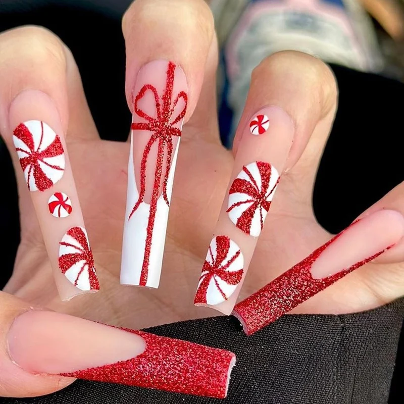 Kunstnagelset mit festlichem Winterthema Karnz
