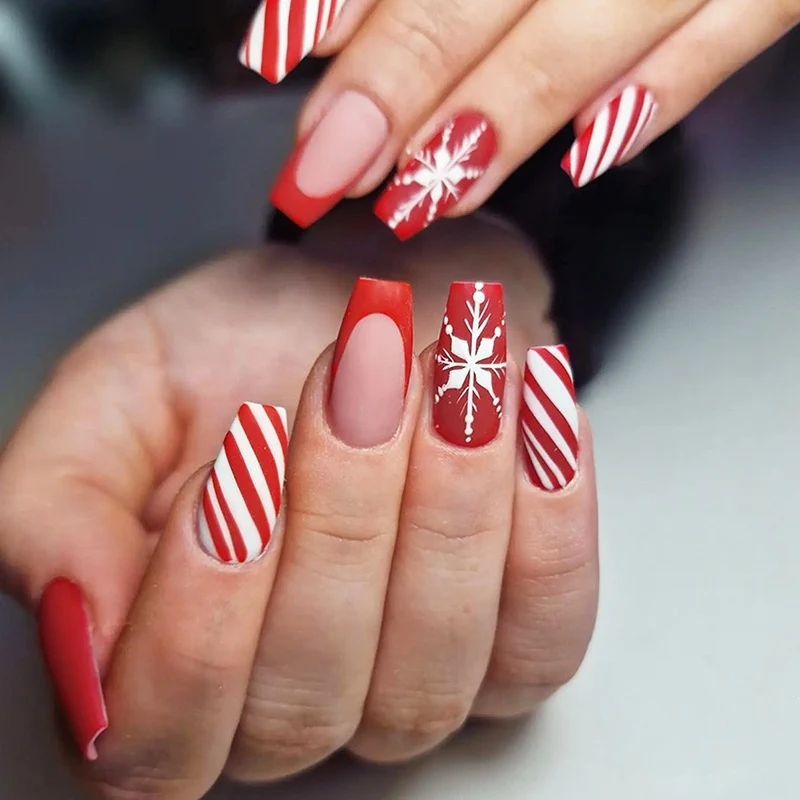 Kunstnagelset mit festlichem Winterthema Karnz