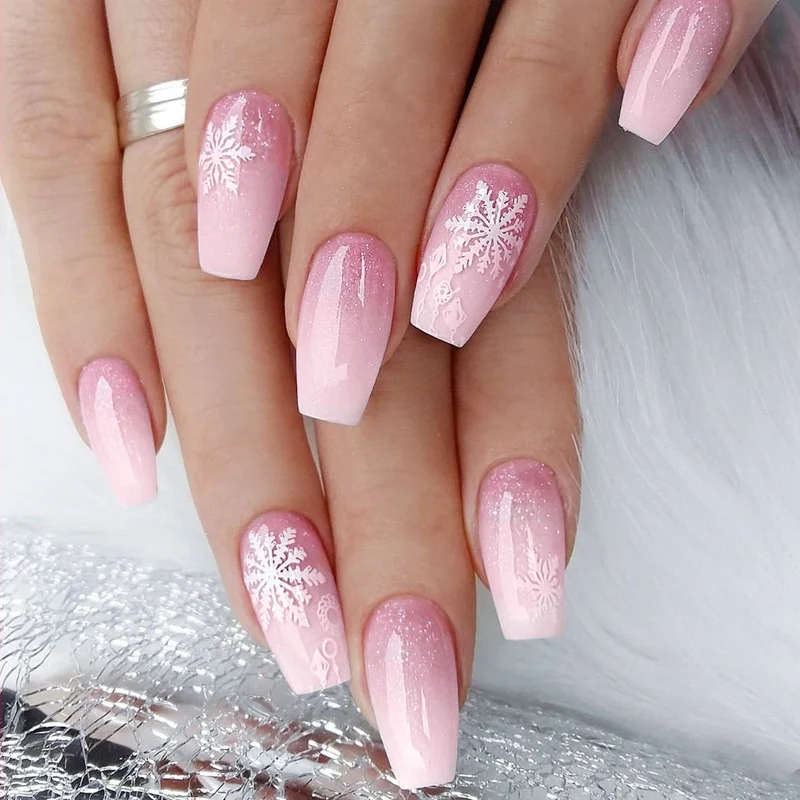 Kunstnagelset mit festlichem Winterthema Karnz