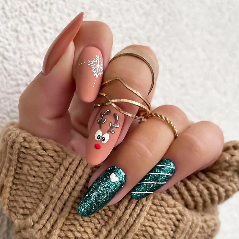 Kunstnagelset mit festlichem Winterthema Karnz