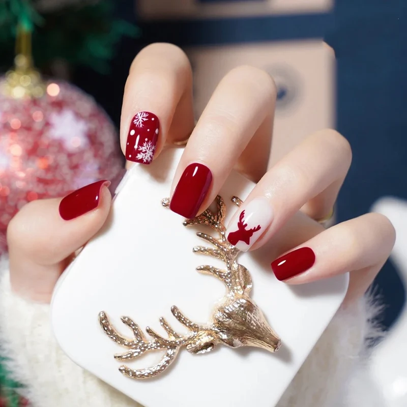 Kunstnagelset mit festlichem Winterthema Karnz