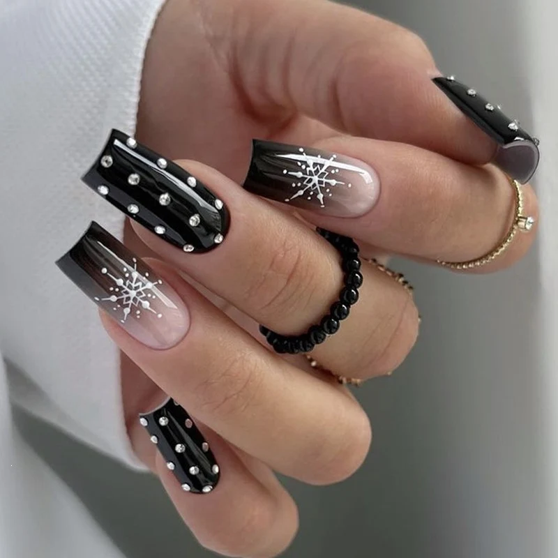Kunstnagelset mit festlichem Winterthema Karnz
