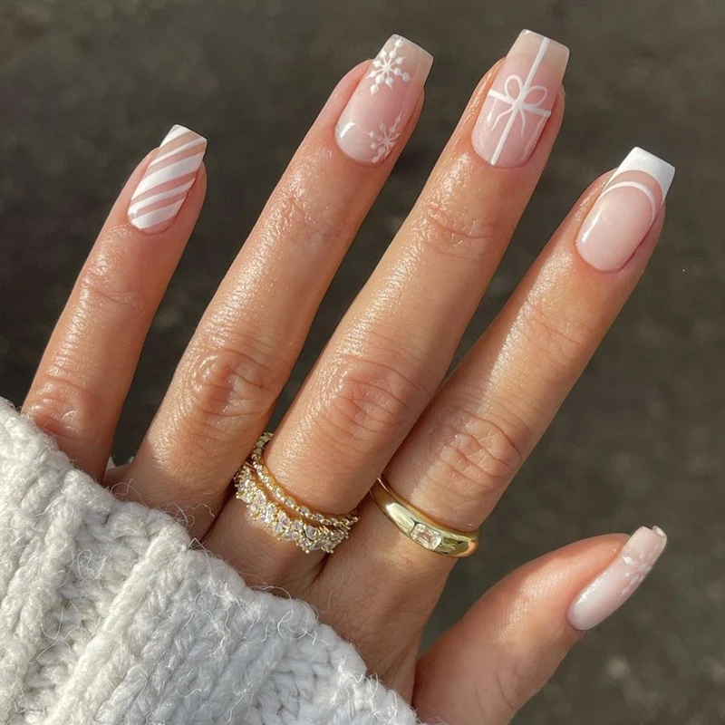 Kunstnagelset mit festlichem Winterthema Karnz