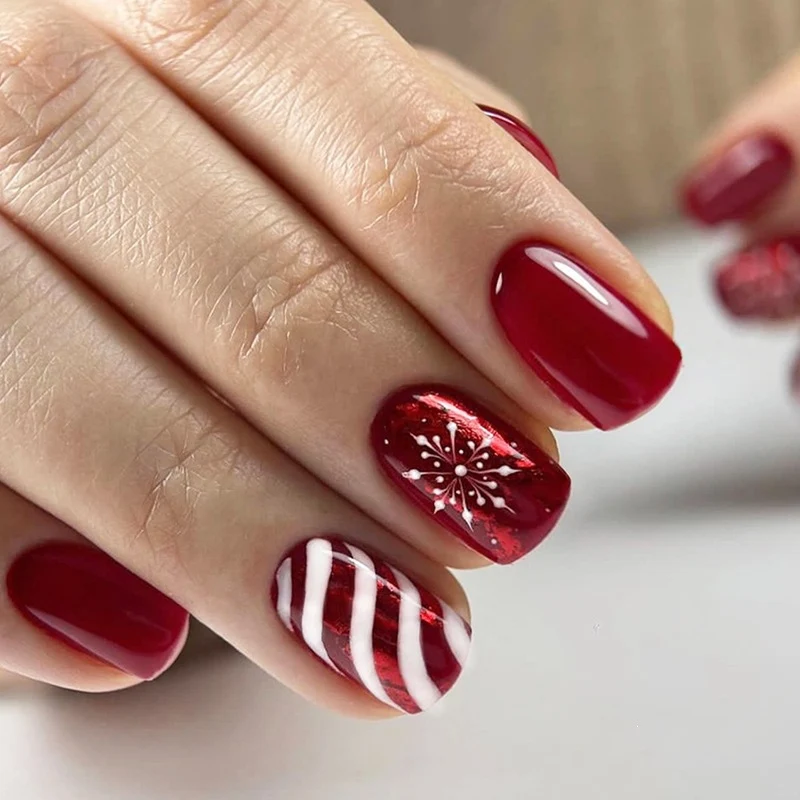 Kunstnagelset mit festlichem Weihnachtsdesign und luxuriösem Glanz Karnz